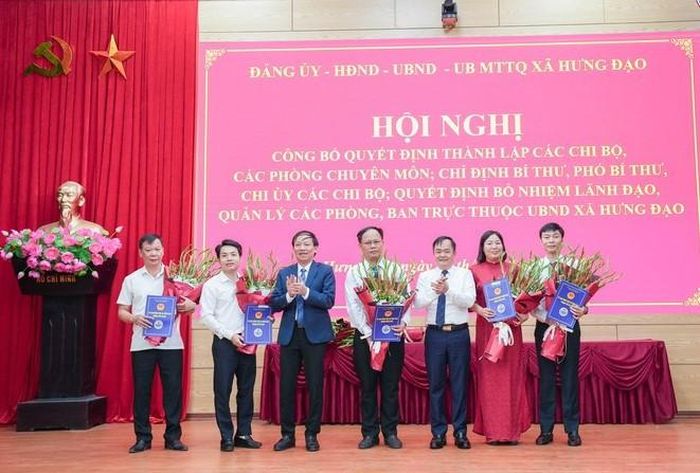 Lãnh đạo xã Hưng Đạo trao quyết định cho lãnh đạo các phòng mới thành lập. Ảnh: Minh Anh