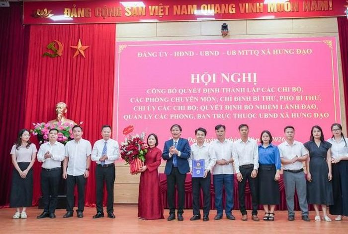 Lãnh đạo xã Hưng Đạo trao quyết định thành lập Văn phòng HĐND-UBND xã. Ảnh: Minh Anh