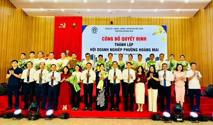 Các đồng chí lãnh đạo thể hiện quyết tâm đồng hành cùng Hội Doanh nghiệp phường Hoàng Mai. Ảnh: Trần Oanh.