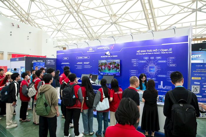 Khách tham quan tìm hiểu các giải pháp AI Make in Vietnam, Made by CMC tại gian hàng của Tập đoàn Công nghệ CMC. Ảnh: PV