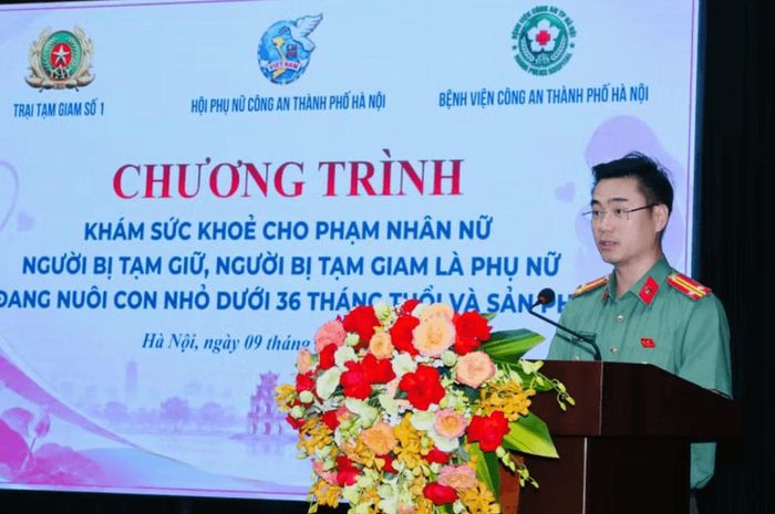 Trung tá Lê Minh Tuấn, Phó Trưởng phòng Công tác chính trị chia sẻ tại chương trình. Ảnh: Công an thành phố Hà Nội