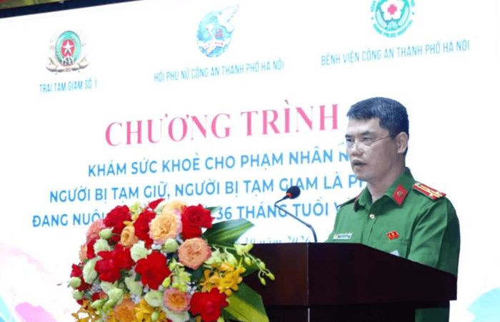 Thượng tá Phạm Chiến Thắng, Phó Bí thư Đảng ủy, Phó Giám thị Trại tạm giam số 1 chia sẻ tại chương trình. Ảnh: Công an thành phố Hà Nội
