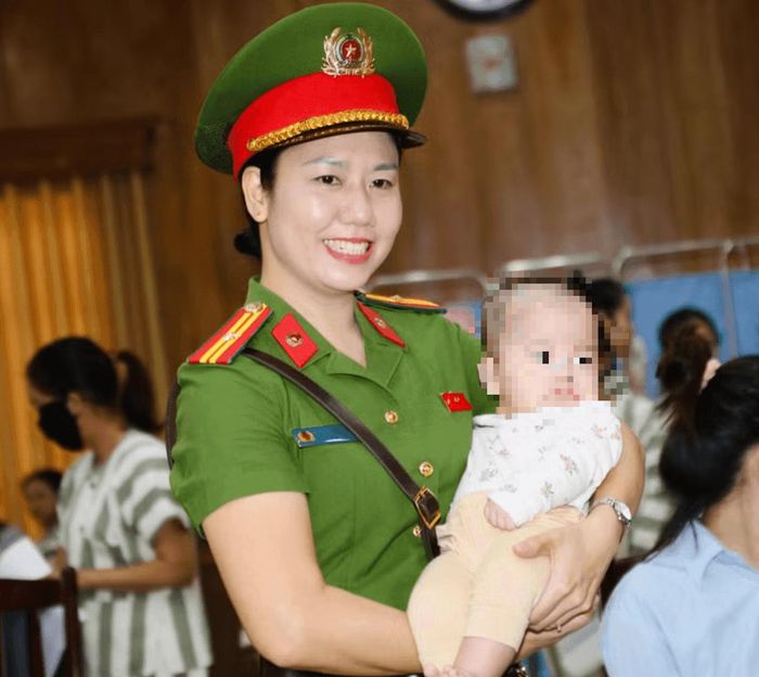 Thiếu tá Đặng Thị Hồng Trang và con của chị P. Ảnh: Công an thành phố Hà Nội