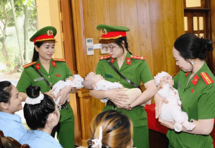 Hội viên phụ nữ Công an thành phố Hà Nội thể hiện tình yêu thương với các cháu nhỏ. Ảnh: Công an thành phố Hà Nội