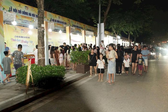 Người dân trải nghiệm Lễ hội Đồ uống Hà Nội 2026. Ảnh: Quỳnh Trang