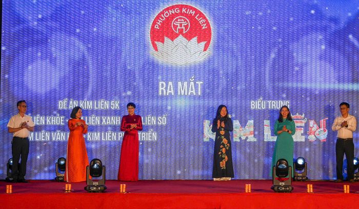 Lãnh đạo Sở Tư pháp thành phố, đại diện Sở Văn hoá, Thể thao và Du lịch Hà Nội cùng lãnh đạo phường Kim Liên thực hiện nghi thức bấm nút ra mắt Đề án Kim Liên 5K và biểu trưng “Kim Liên”. Ảnh: Duy Khánh