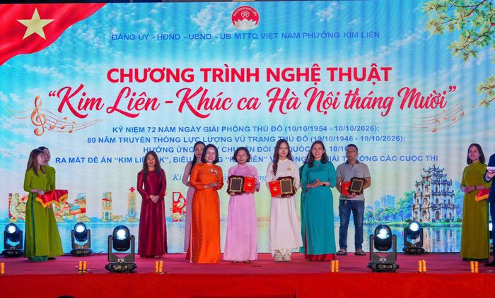 Đại diện Sở Văn hoá, Thể thao và Du lịch Hà Nội cùng lãnh đạo phường Kim Liên trao giải cho các thí sinh đoạt giải tại Cuộc thi sáng tạo video “Kim Liên Motion” . Ảnh: Duy Khánh