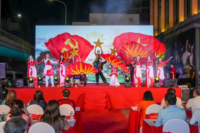 Một tiết mục biểu diễn tại Chương trình nghệ thuật với chủ đề “Kim Liên - Khúc ca Hà Nội tháng Mười”. Ảnh: Duy Khánh