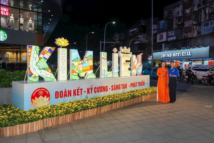 Lãnh đạo phường Kim Liên trực tiếp thông tin về ý nghĩa của biểu trưng “Kim Liên”. Ảnh: Duy Khánh
