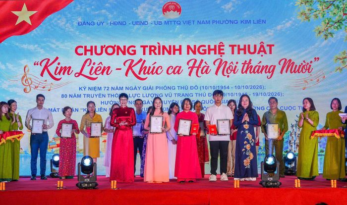 Lãnh đạo Sở Tư pháp thành phố và phường Kim Liên trao giải cho các thí sinh đoạt giải tại Cuộc thi “Tìm hiểu Luật Thủ đô 2026”. Ảnh: Duy Khánh