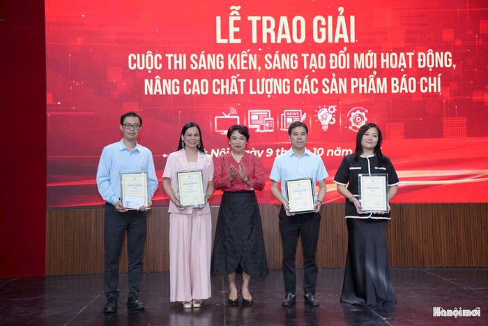 Đồng chí Lê Quỳnh Trang, thành viên Hội đồng Biên tập, Phó Chủ tịch Công đoàn Cơ quan, Phó Thư ký Liên Chi hội Nhà báo, Phó Trưởng ban Thường trực Ban Tổ chức Cuộc thi trao giải Ba cho các tác giả, nhóm tác giả đoạt giải. Ảnh: Phạm Mạnh