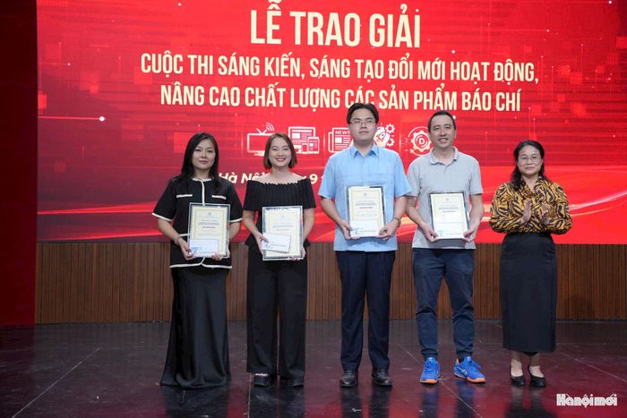 Trao giải cho nhóm tác giả đoạt giải Khuyến khích tại cuộc thi. Ảnh: Phạm Mạnh