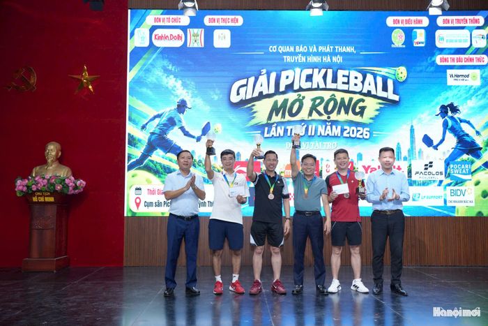 Ban Tổ chức trao giải hạng mục đôi nam lãnh đạo cho các đội thi. Ảnh: Phạm Mạnh