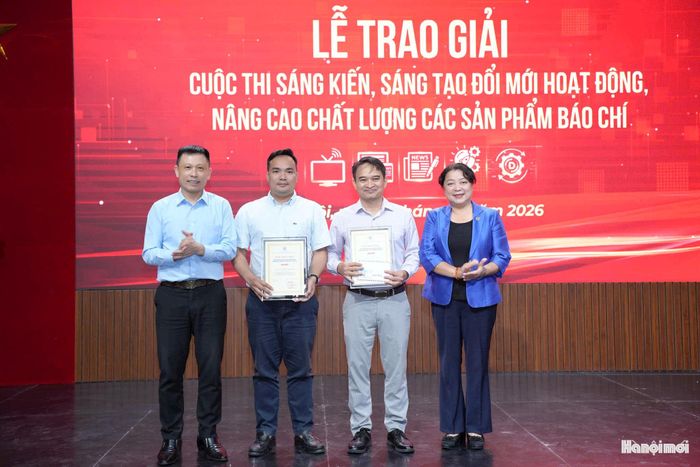 Phó Chủ tịch Liên đoàn Lao động thành phố Hà Nội Nguyễn Thị Thu Thủy và Phó Tổng Giám đốc Cơ quan Báo và Phát thanh, Truyền hình Hà Nội Nguyễn Thành Lợi trao giải Nhất cho các tác giả đoạt giải. Ảnh: Phạm Mạnh