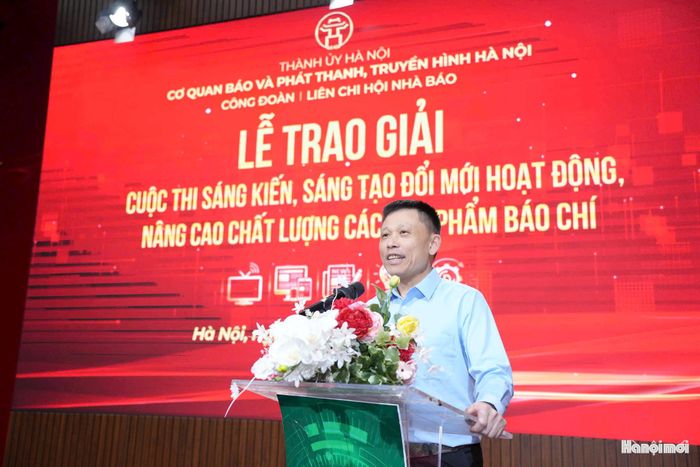 Phó Bí thư Thường trực Đảng ủy, Phó Tổng Giám đốc Cơ quan Báo và Phát thanh, Truyền hình, Chủ tịch Công đoàn, Trưởng ban Tổ chức giải Nguyễn Thành Lợi phát biểu tại lễ trao giải. Ảnh: Phạm Mạnh