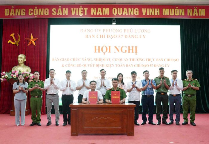 Lãnh đạo Phòng Văn hóa - Xã hội và Công an phường Phú Lương ký kết biên bản bàn giao Ban Chỉ đạo 57. Ảnh: Hồng Uyên