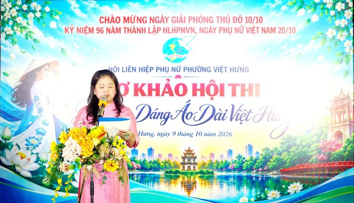Chủ tịch Hội LHPN phường Việt Hưng Trần Thu Hiền phát biểu khai mạc hội thi. Ảnh: B.Duy