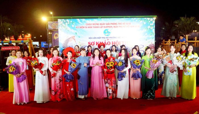 Lãnh đạo Ủy ban MTTQ Việt Nam thành phố Hà Nội và Hội LHPN phường Việt Hưng tặng hoa chúc mừng 12 thí sinh lọt vào vòng chung khảo hội thi. Ảnh: B.Duy