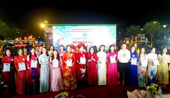 Lãnh đạo phường Việt Hưng tặng quà 15 thí sinh đạt danh hiệu "Duyên dáng áo dài Việt Hưng” năm 2026 vòng sơ khảo. Ảnh: B.Duy