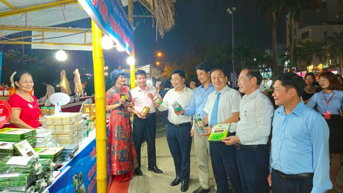 Đại diện lãnh đạo Liên minh Hợp tác xã thành phố Hà Nội và các tỉnh tham quan các gian hàng tại Tuần hàng. Ảnh: Ánh Dương