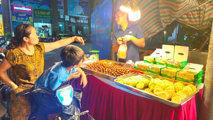 Các gian hàng thu hút khách đến xem, mua. Ảnh: Ánh Dương