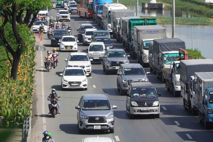Chia sẻ lợi ích, làm cho cao tốc có lợi trên cả hành trình là giải pháp hữu hiệu để kéo xe tải về lại với cao tốc. Ảnh: Internet