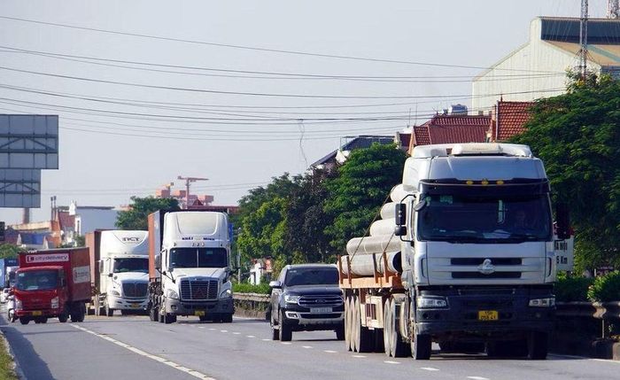 Xe tải tập trung trên quốc lộ qua khu dân cư làm gia tăng xung đột giao thông. Ảnh minh họa