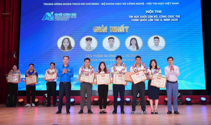 Nhóm 26S16 (AI.ONE - All in one) – Đoàn Thanh niên Chính phủ xuất sắc giành giải Nhất bảng S. Ảnh: Ban tổ chức