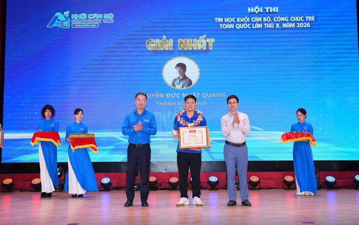 Ban Tổ chức trao giải Nhất cho thí sinh Nguyễn Đức Nhật Quang (Thành đoàn Huế). Ảnh: Ban tổ chức
