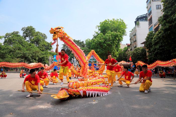 Múa rồng ở phố đi bộ hồ Hoàn Kiếm. Ảnh: Quang Thái