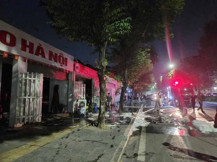 Nhiều xe máy tay ga bị thiêu rụi sau vụ cháy.
