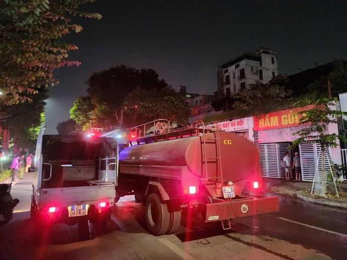Đến khoảng 23h15p cùng ngày, đám cháy đã cơ bản được khống chế.