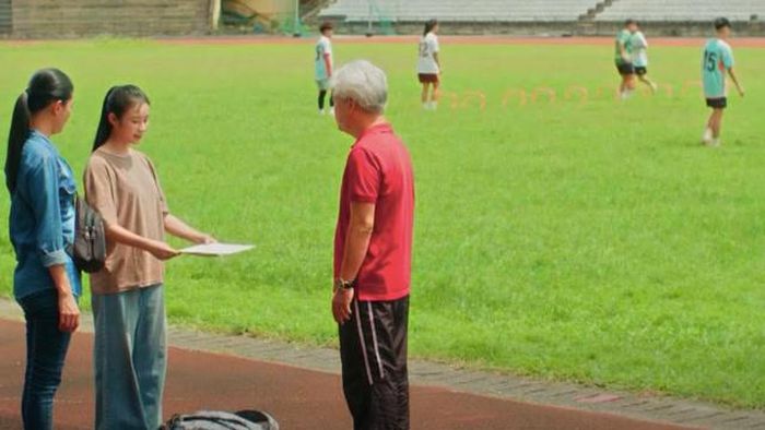 Minh đến ứng tuyển đội bóng của tỉnh nhưng đã quá tuổi. Ảnh VTV