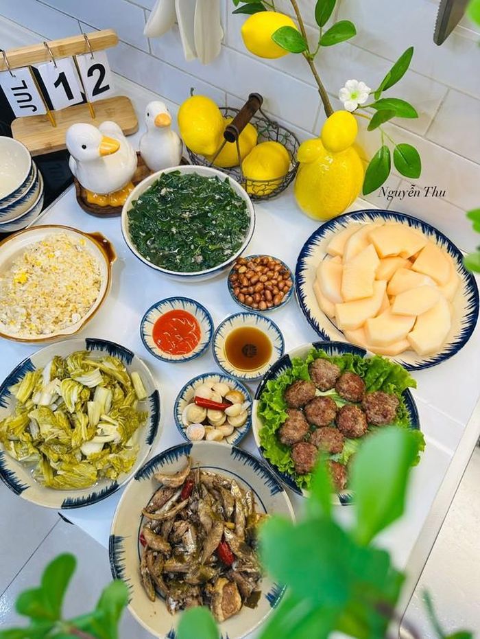 Cá rim ớt, dưa chua, thịt viên, canh cải thịt.