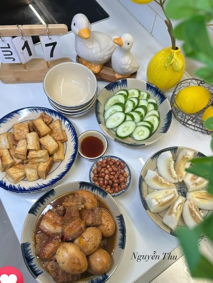 Thịt kho trứng, đậu phụ rán, lạc rang, dưa chuột.