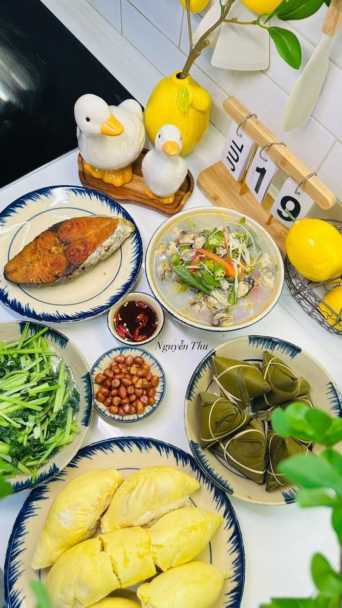 Cá thu rán, canh ngao chua, lạc rang, rau cải xào.