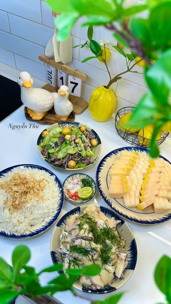Thịt gà luộc, xôi nếp, lòng mề trứng xào mướp.