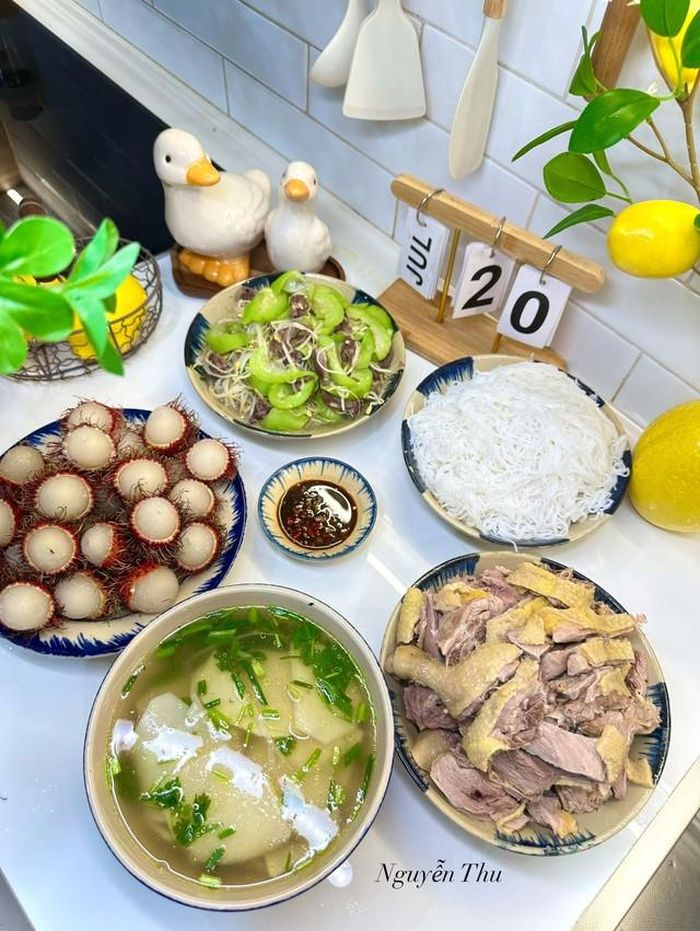 Ngan luộc, canh măng, lòng mề xào mướp.