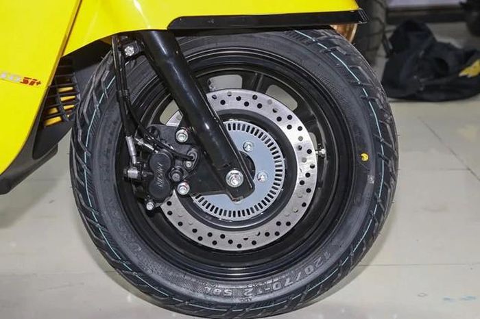 Hệ thống an toàn cũng là điểm đáng chú ý khi ABS 2 kênh và TCS được trang bị tiêu chuẩn