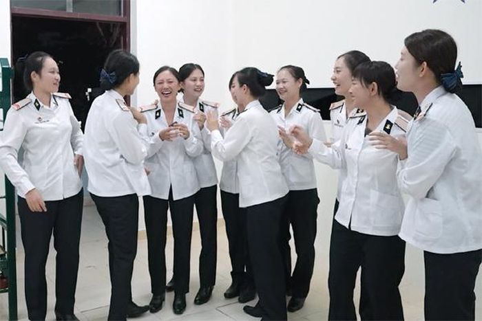 Văn Mai Hương lúc sinh hoạt cùng mọi người.
