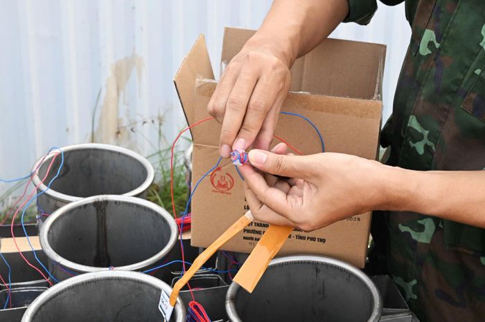 Mọi công đoạn từ vận chuyển, lắp đặt cho đến kiểm tra hệ thống đều được giám sát chặt chẽ, tuân thủ nghiêm ngặt các quy định về an toàn kỹ thuật phòng cháy chữa cháy và an ninh trận địa.