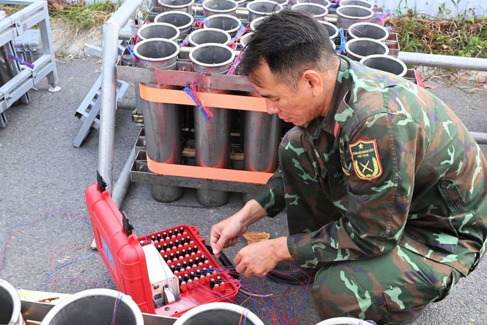 Toàn bộ màn trình diễn được thiết kế đồng bộ kết hợp cùng âm nhạc, tận dụng tối đa không gian mặt nước rộng lớn cùng tầm quan sát thoáng đãng của khu vực để mang đến bữa tiệc ánh sáng mãn nhãn cho người dân.