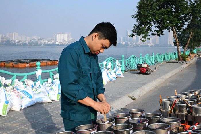 Tại trận địa pháo hoa trên mặt nước khu vực hồ Tây, hàng loạt cụm sà lan, phương tiện nổi lớn, ống phóng... đã được bố trí thành hàng ngay ngắn.