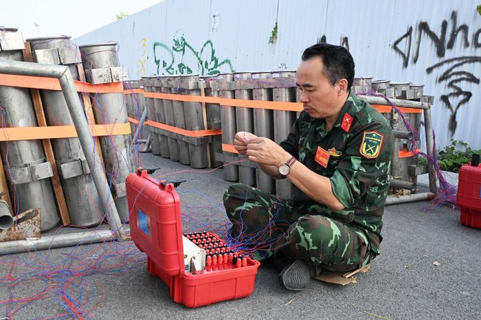 Các chiến sĩ kiểm tra, đấu nối tỉ mỉ dây mồi lửa điện từ từng quả pháo tới hộp cầu đấu.