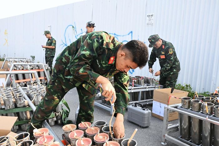 Từng ống phóng chế tạo bằng kim loại với các đường kính khác nhau được sắp xếp đúng vị trí, cố định chắc chắn bằng hệ thống gông sắt và dây dù chuyên dụng.