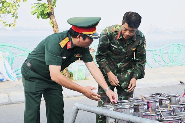 Các cán bộ, chiến sĩ thực hiện công tác lắp đặt các ống phóng pháo, đây là công việc đòi hỏi sự tỉ mỉ, chính xác và chuyên môn cao từ lực lượng trực tiếp thực hiện.