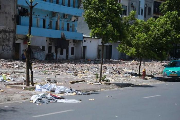 Nhiều nhà dân trong ngõ 57 Nguyễn Hoàng, trước đây nằm phía sau các công trình tạm hoặc tiếp giáp khu đất xen kẹt, sau giải phóng mặt bằng bỗng trở thành nhà mặt phố, tiếp giáp trực tiếp với đường Nguyễn Hoàng.