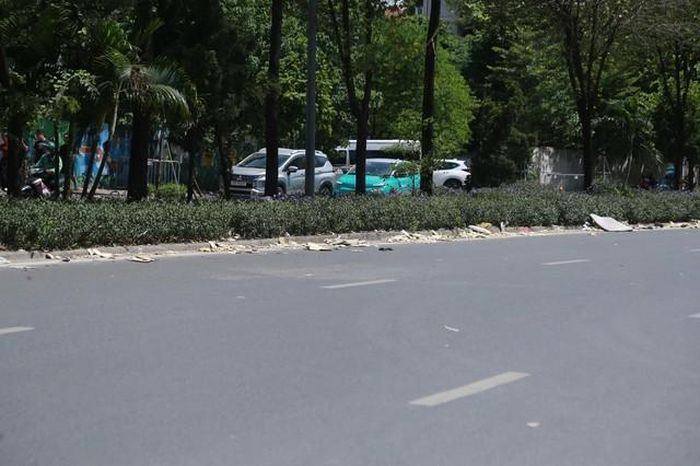 Lớp vật liệu giải tỏa ngổn ngang trước dãy nhà cao tầng trên mặt tiền đường Nguyễn Hoàng.