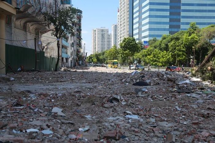 Đất đá, gạch vỡ và phế liệu xây dựng ngổn ngang sau quá trình hạ giải công trình.