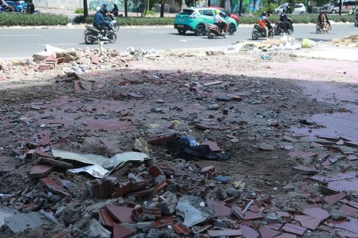 Một nền nhà cũ vẫn còn hiện hình sau tháo dỡ.